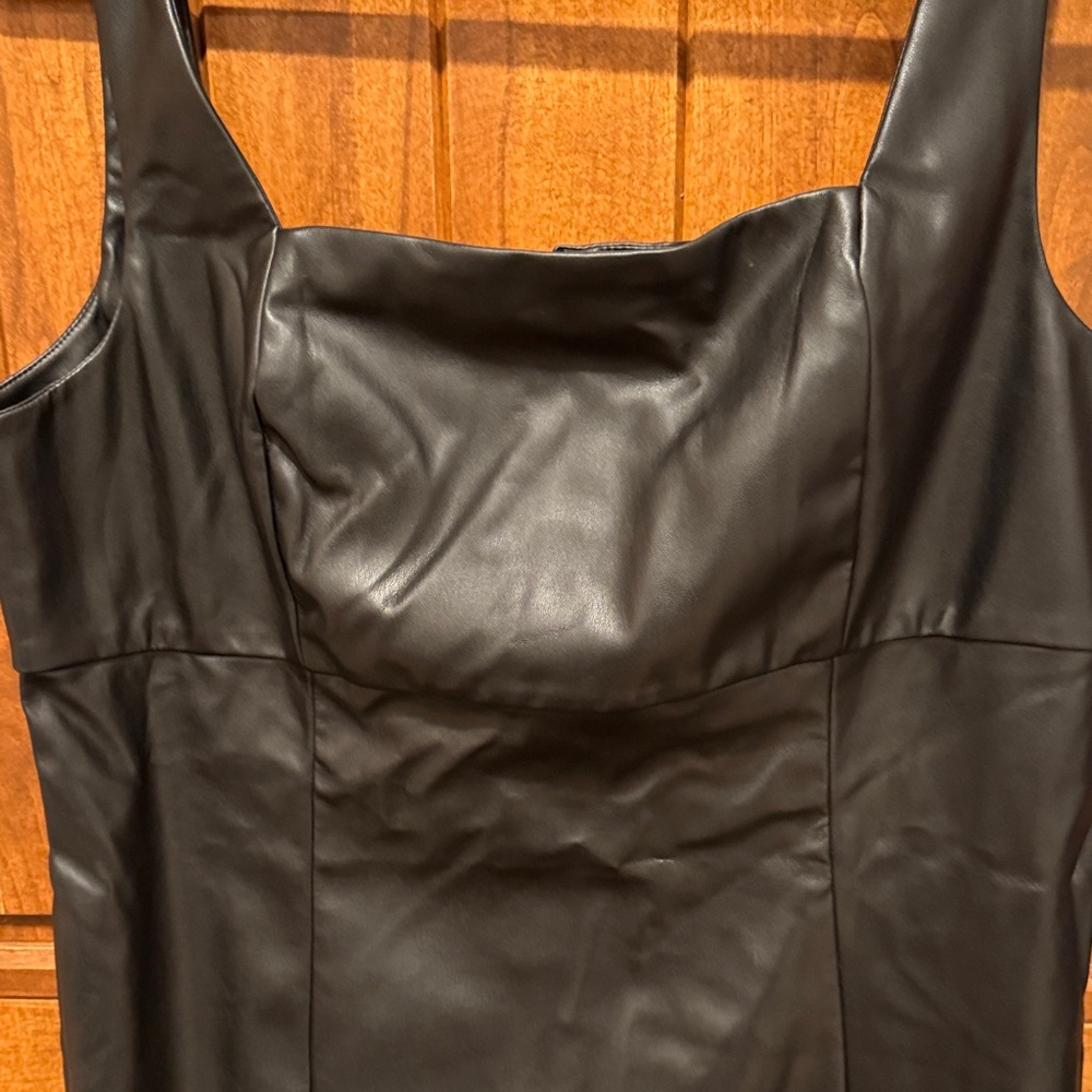 Elegant Black Sleeveless Dress - Picture 3 of 7